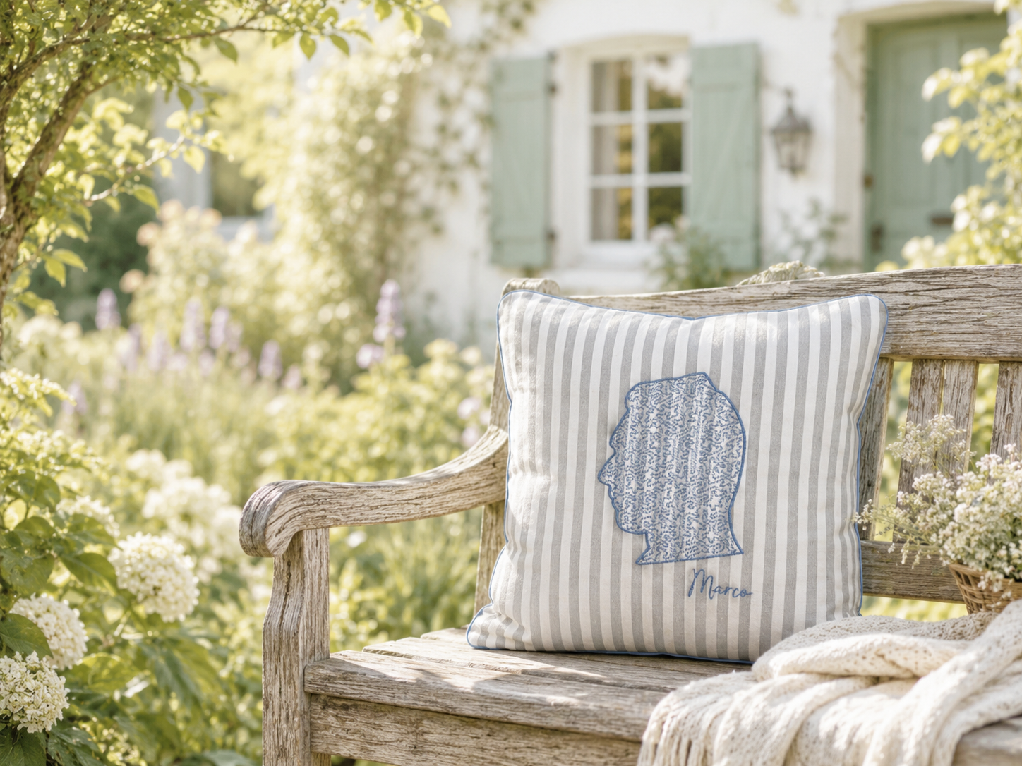 Handgemachtes Kissen auf einer Gartenbank