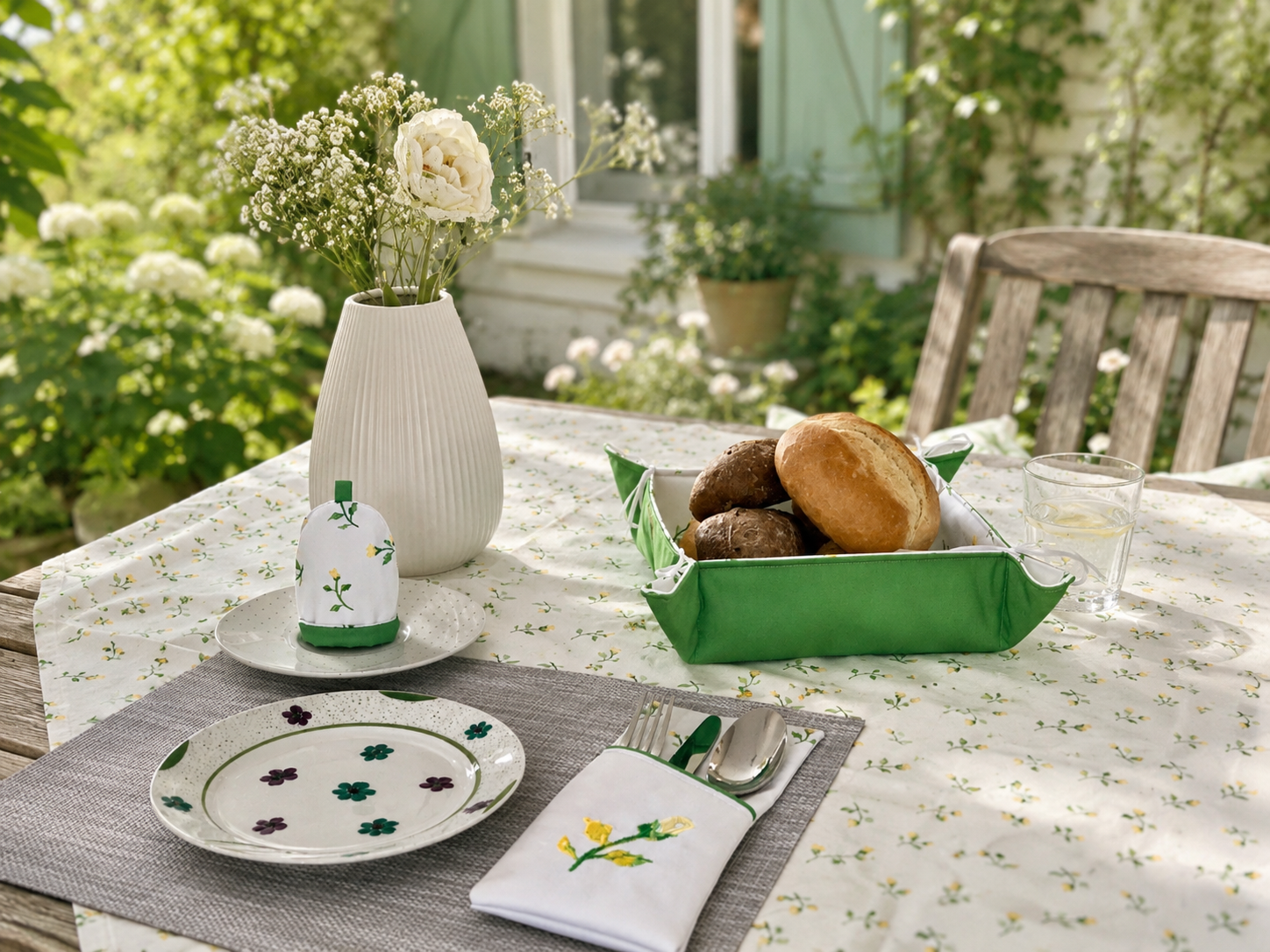 Summergreen Kollektion auf einem gedeckten Gartentisch